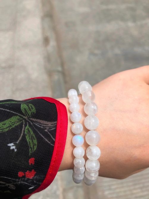 Bracelet en pierre de lune naturelle en perles de 8mm et 6mm porté au poignet
